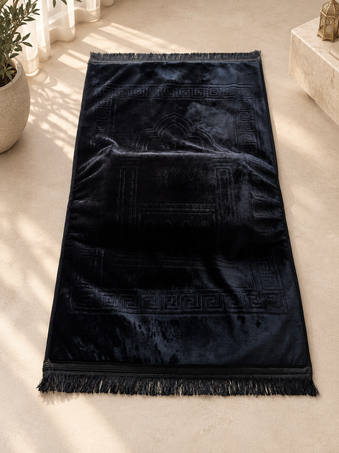 Zwart Ma’way gebedskleed met ondersteuningszones in een rustig interieur