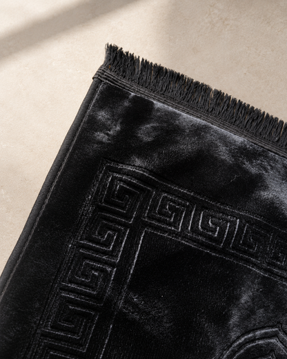 Detail van zwart Ma’way gebedskleed met velvet afwerking